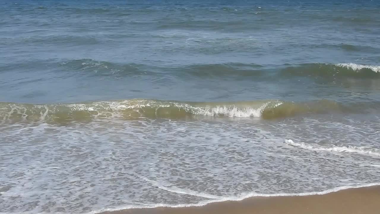 在风景的蓝色海滩，田园诗海岸海滩与绿松石水。海中。湛蓝的天空。沙滩。节日性质的概念。股票视频海滩，夏天，海，没有人，天空视频素材