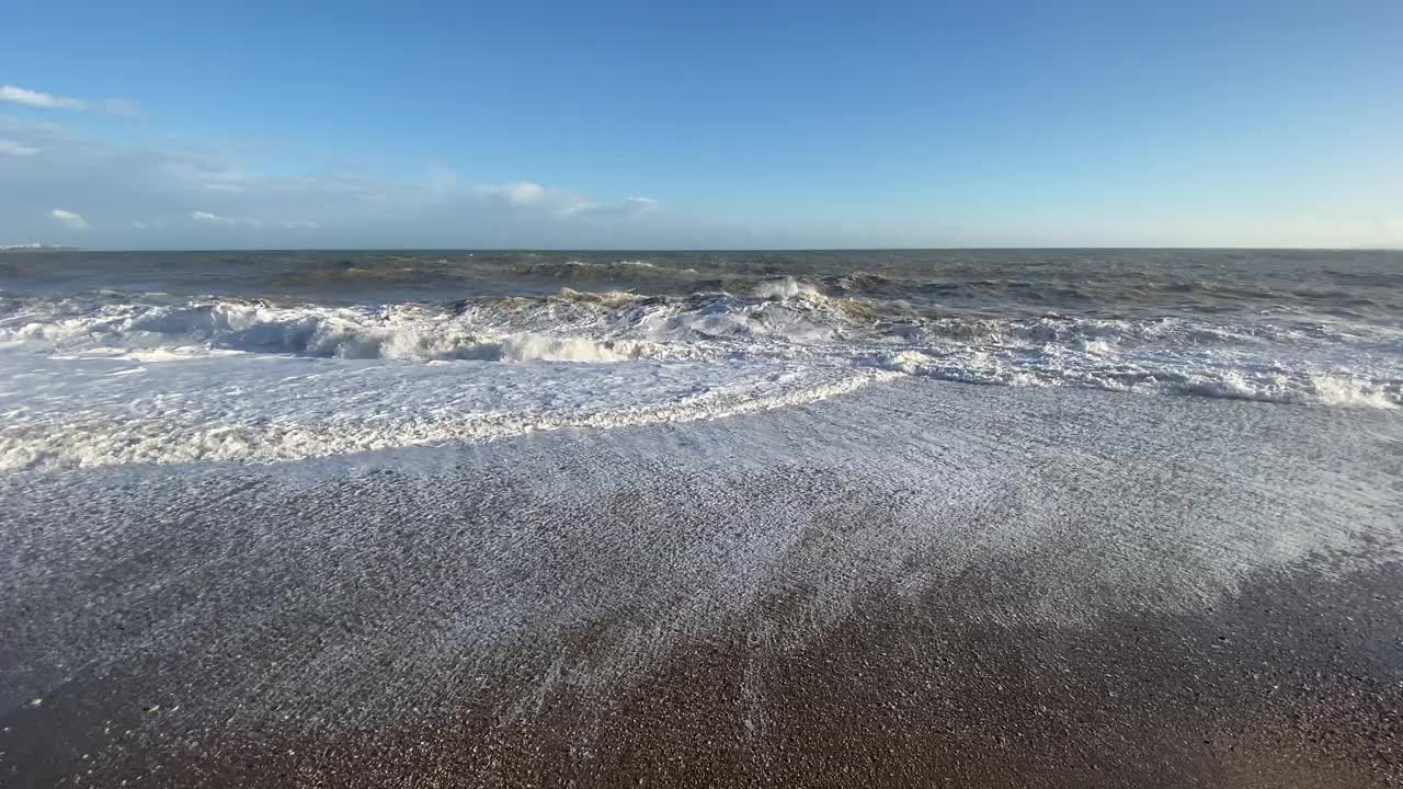 视频非常波涛汹涌的大海和波浪在阳光和多云的天气。视频素材