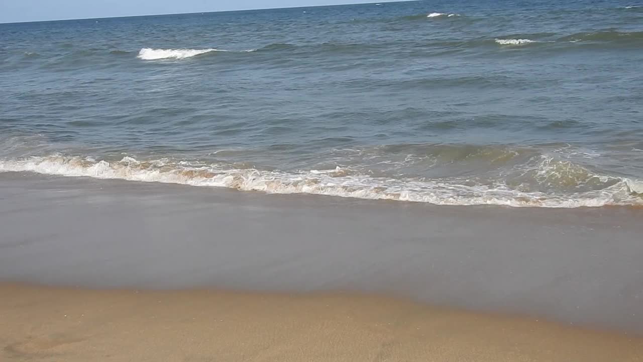 在风景的蓝色海滩，田园诗海岸海滩与绿松石水。海中。湛蓝的天空。沙滩。节日性质的概念。股票视频海滩，夏天，海，没有人，天空视频素材