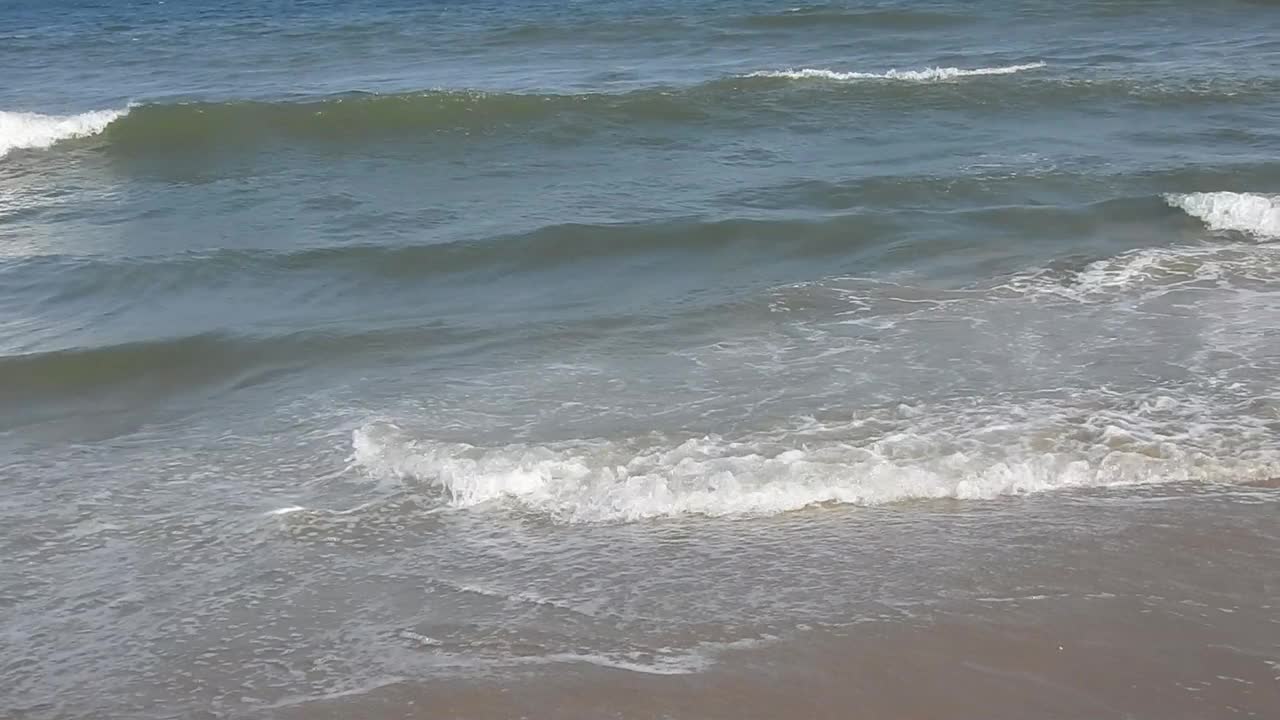 在风景的蓝色海滩，田园诗海岸海滩与绿松石水。海中。湛蓝的天空。沙滩。节日性质的概念。股票视频海滩，夏天，海，没有人，天空视频素材