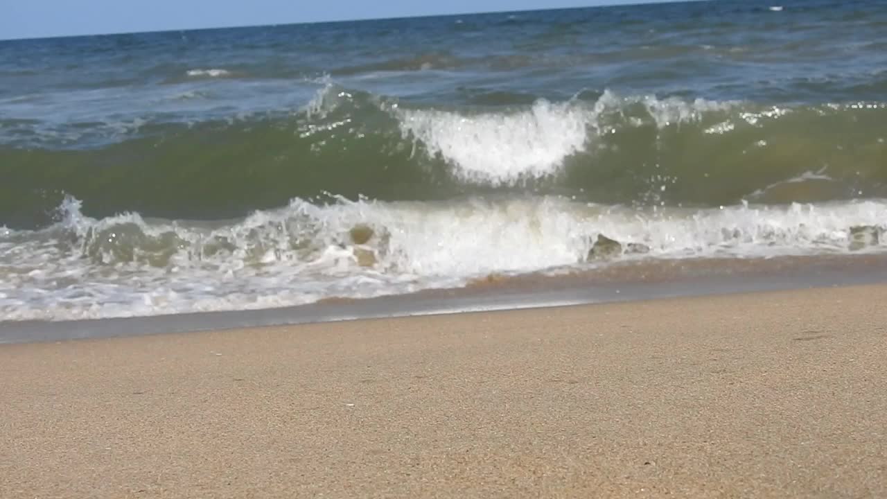 在风景的蓝色海滩，田园诗海岸海滩与绿松石水。浪花在白色的沙滩上拍打。海浪拍打着美丽的海滩视频素材