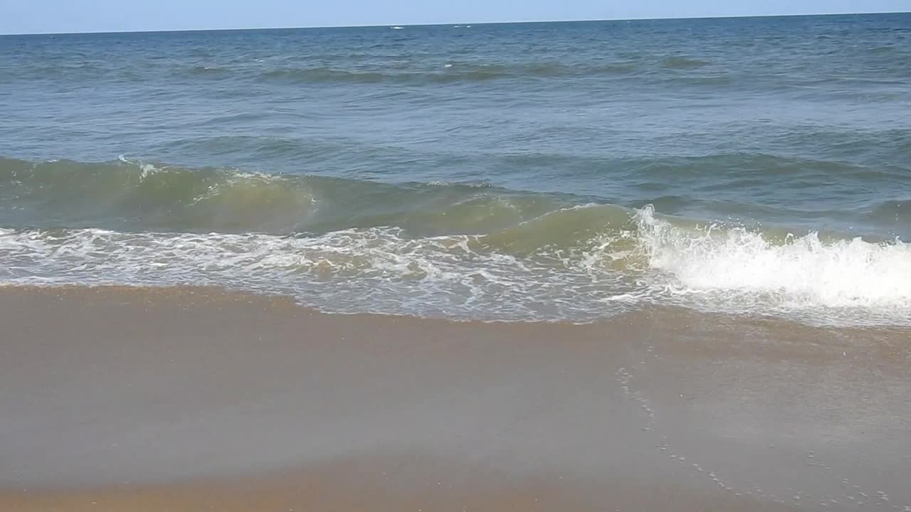 在风景的蓝色海滩，田园诗海岸海滩与绿松石水。海中。湛蓝的天空。沙滩。节日性质的概念。股票视频海滩，夏天，海，没有人，天空视频素材