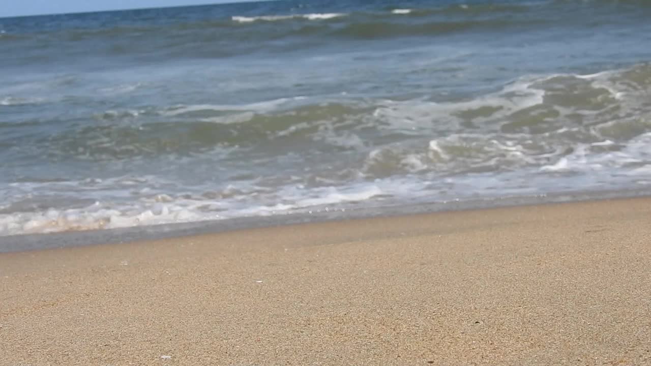 在风景的蓝色海滩，田园诗海岸海滩与绿松石水。浪花在白色的沙滩上拍打。海浪拍打着美丽的海滩视频素材