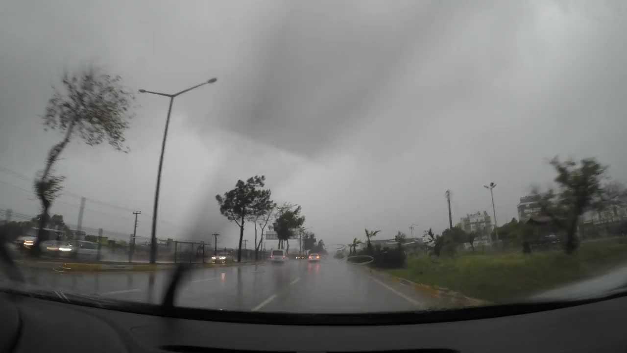 在暴风雨天气里从车里拍摄的时间流逝视频。视频素材