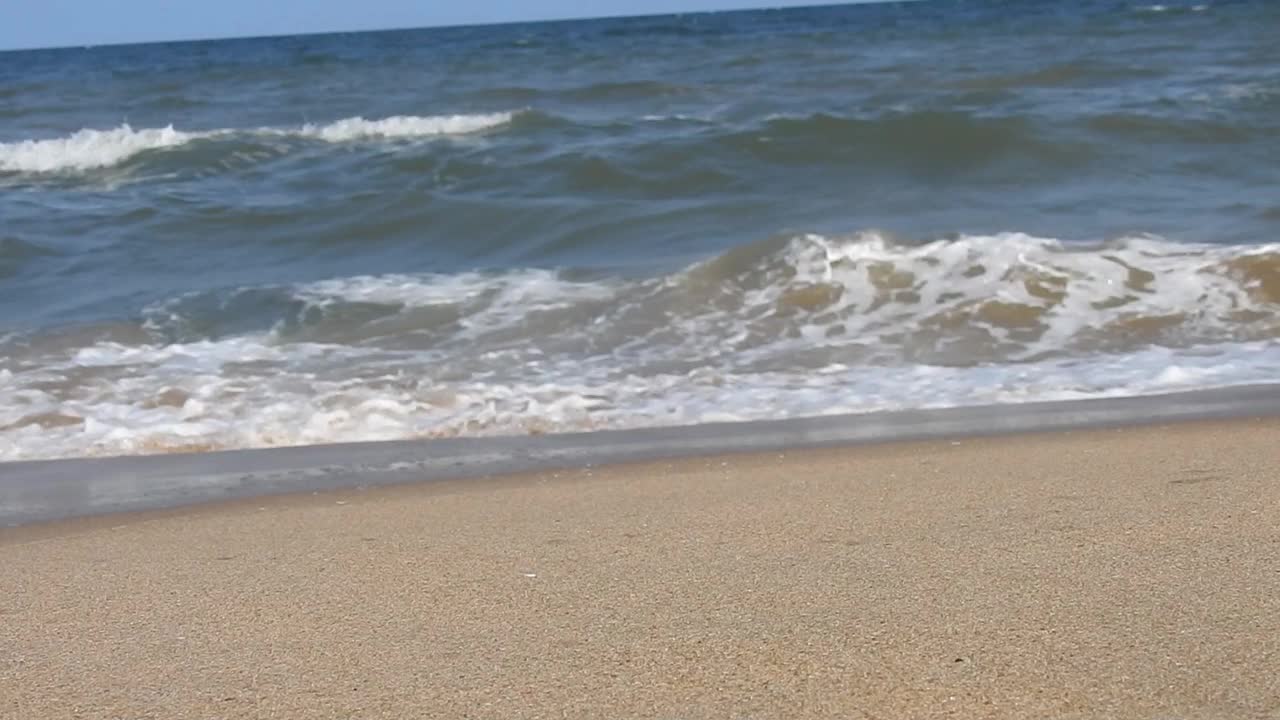 在风景的蓝色海滩，田园诗海岸海滩与绿松石水。浪花在白色的沙滩上拍打。海浪拍打着美丽的海滩视频素材