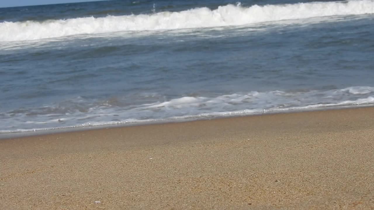 在风景的蓝色海滩，田园诗海岸海滩与绿松石水。浪花在白色的沙滩上拍打。海浪拍打着美丽的海滩视频素材