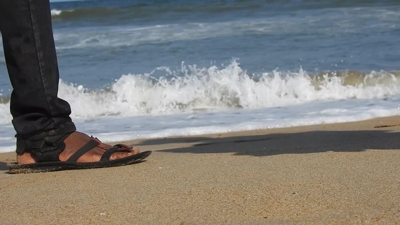 在风景的蓝色海滩，田园诗海岸海滩与绿松石水。浪花在白色的沙滩上拍打。海浪拍打着美丽的海滩视频素材