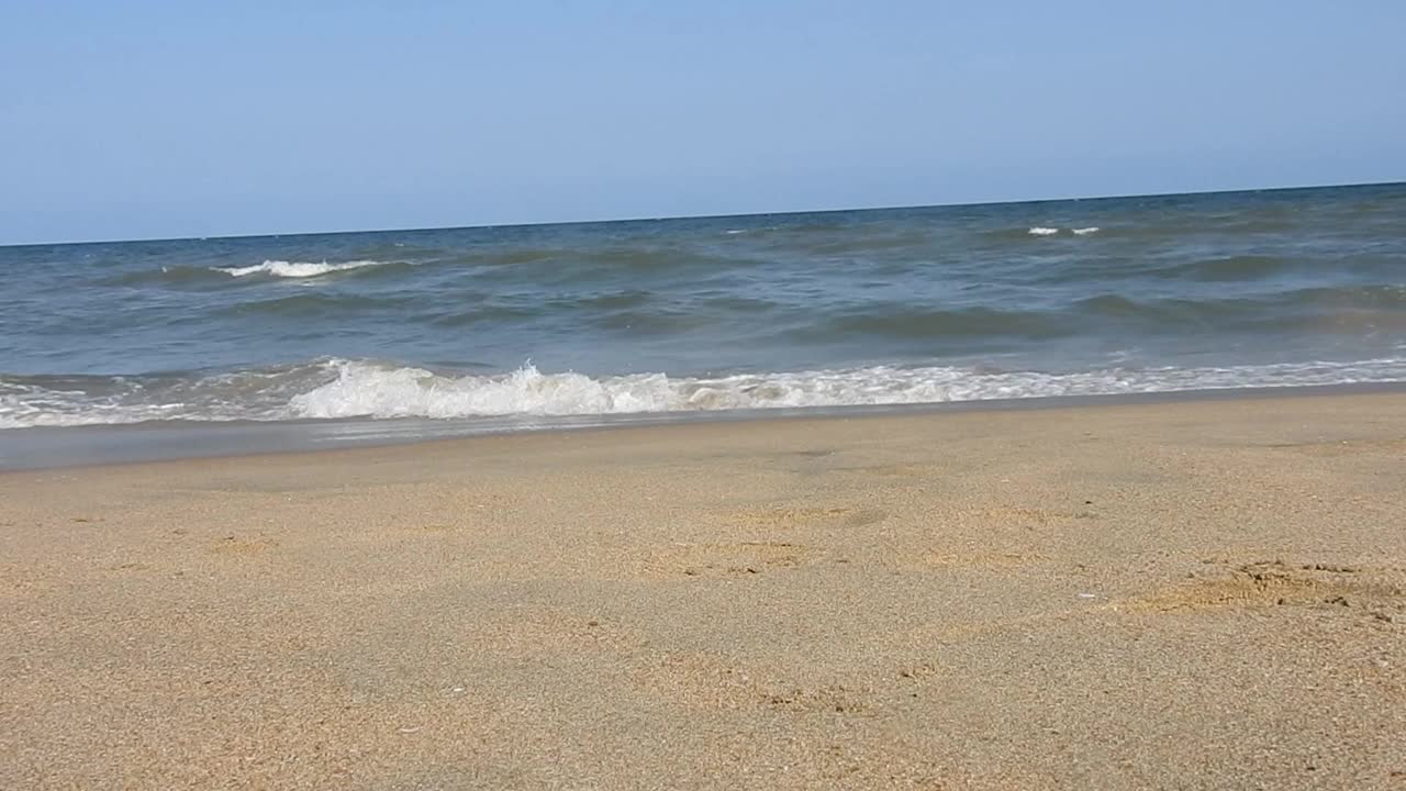 在风景的蓝色海滩，田园诗海岸海滩与绿松石水。浪花在白色的沙滩上拍打。海浪拍打着美丽的海滩视频素材