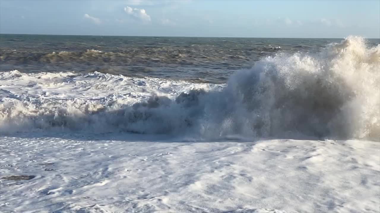 视频非常波涛汹涌的大海和波浪在阳光和多云的天气。视频素材