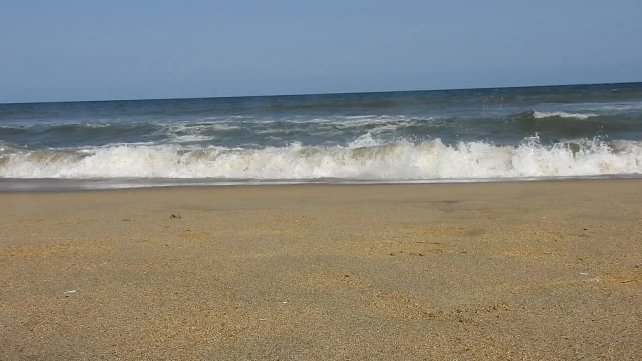 在风景的蓝色海滩，田园诗海岸海滩与绿松石水。浪花在白色的沙滩上拍打。海浪拍打着美丽的海滩视频素材