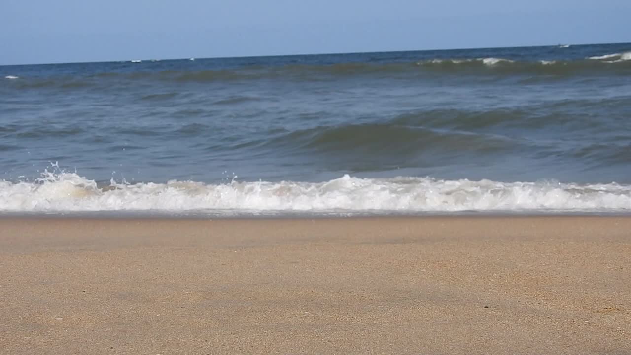 在风景的蓝色海滩，田园诗海岸海滩与绿松石水。浪花在白色的沙滩上拍打。海浪拍打着美丽的海滩视频素材