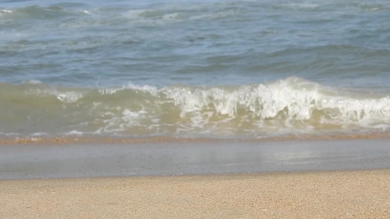 在风景的蓝色海滩，田园诗海岸海滩与绿松石水。浪花在白色的沙滩上拍打。海浪拍打着美丽的海滩视频素材