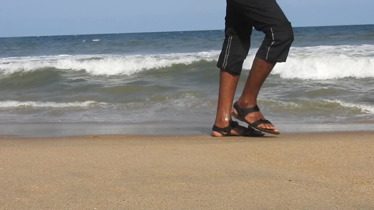 在风景的蓝色海滩，田园诗海岸海滩与绿松石水。浪花在白色的沙滩上拍打。海浪拍打着美丽的海滩视频素材