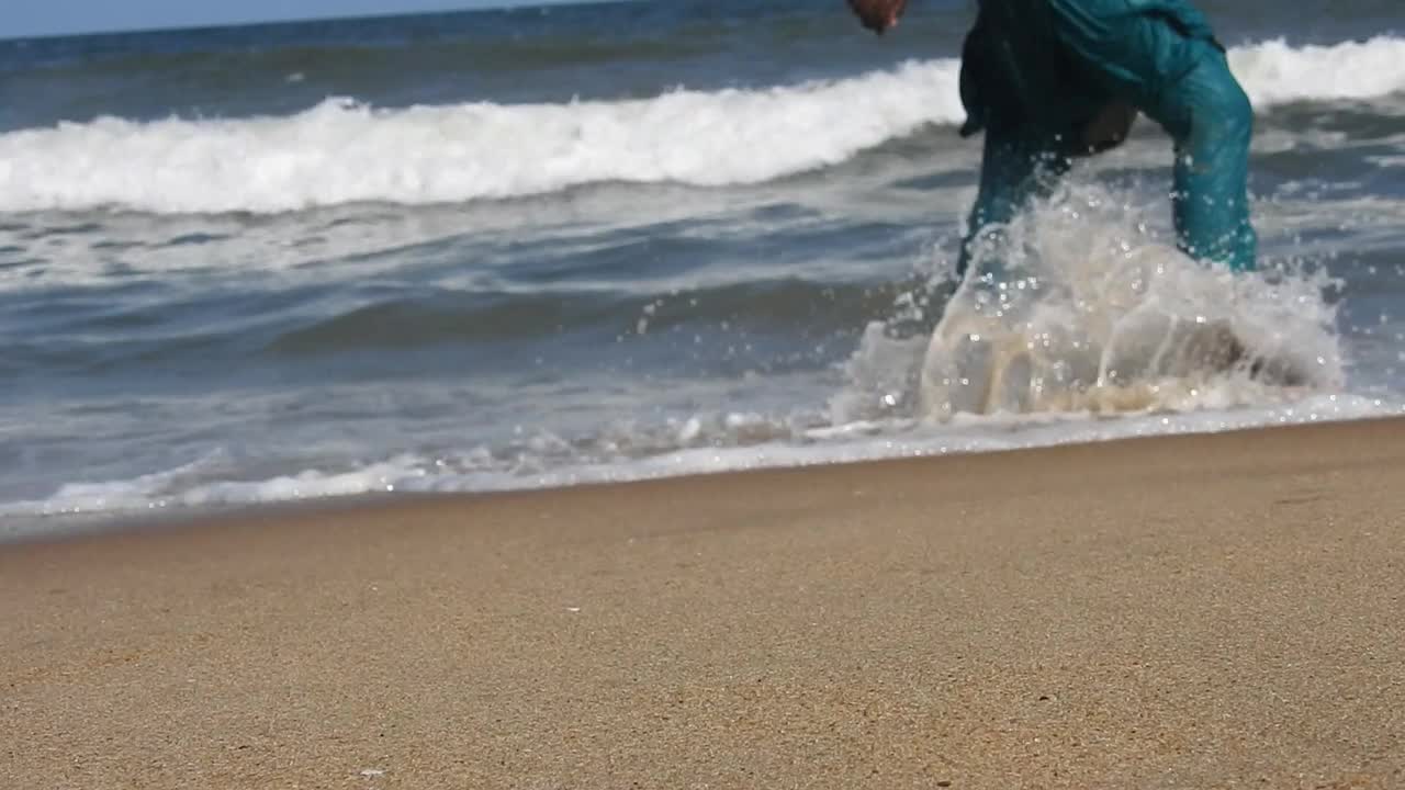 在风景的蓝色海滩，田园诗海岸海滩与绿松石水。浪花在白色的沙滩上拍打。海浪拍打着美丽的海滩视频素材