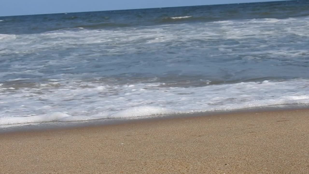 在风景的蓝色海滩，田园诗海岸海滩与绿松石水。浪花在白色的沙滩上拍打。海浪拍打着美丽的海滩视频素材