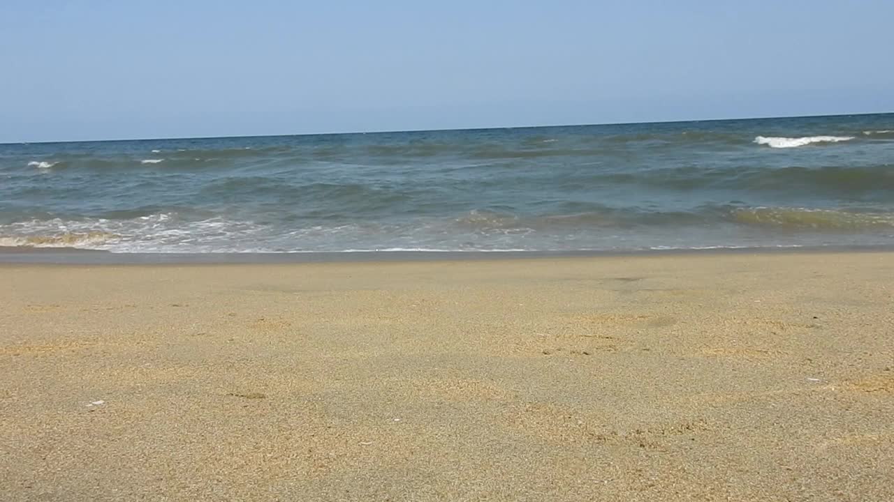 在风景的蓝色海滩，田园诗海岸海滩与绿松石水。浪花在白色的沙滩上拍打。海浪拍打着美丽的海滩视频素材