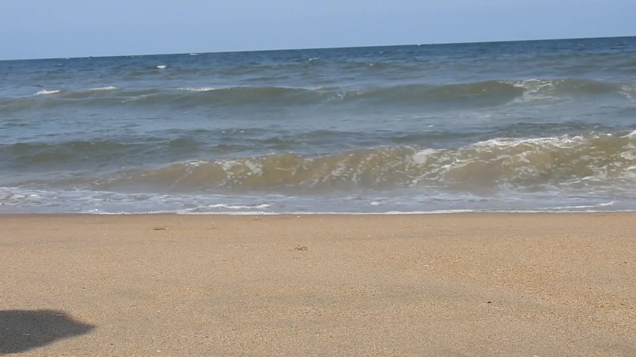 在风景的蓝色海滩，田园诗海岸海滩与绿松石水。浪花在白色的沙滩上拍打。海浪拍打着美丽的海滩视频素材