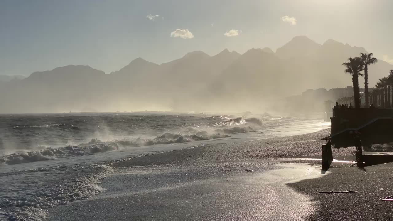 在晴天和多云的天气中非常波涛汹涌的大海和波浪的视频，以反向光产生。视频素材