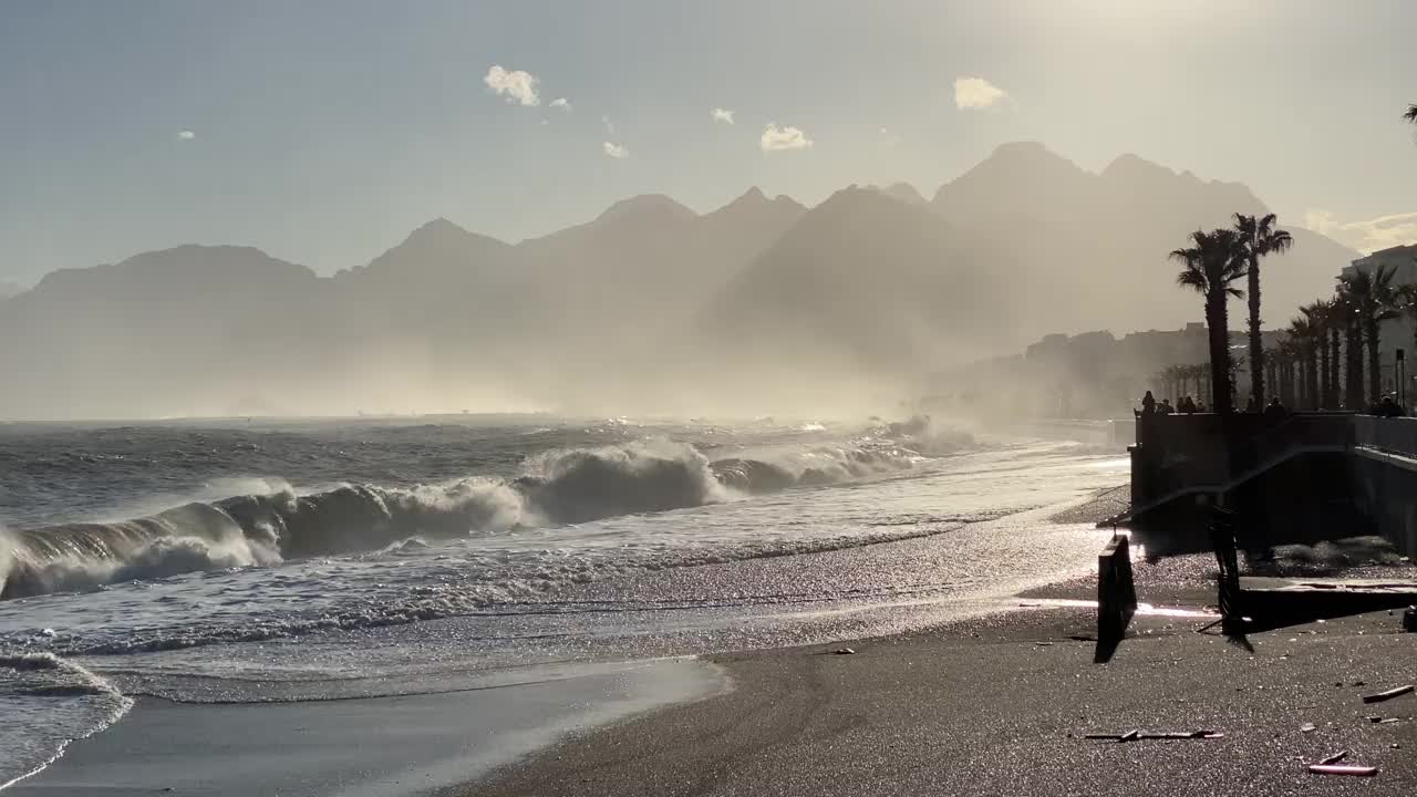 在晴天和多云的天气中非常波涛汹涌的大海和波浪的视频，以反向光产生。视频素材