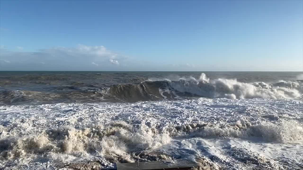 视频非常波涛汹涌的大海和波浪在阳光和多云的天气。视频素材