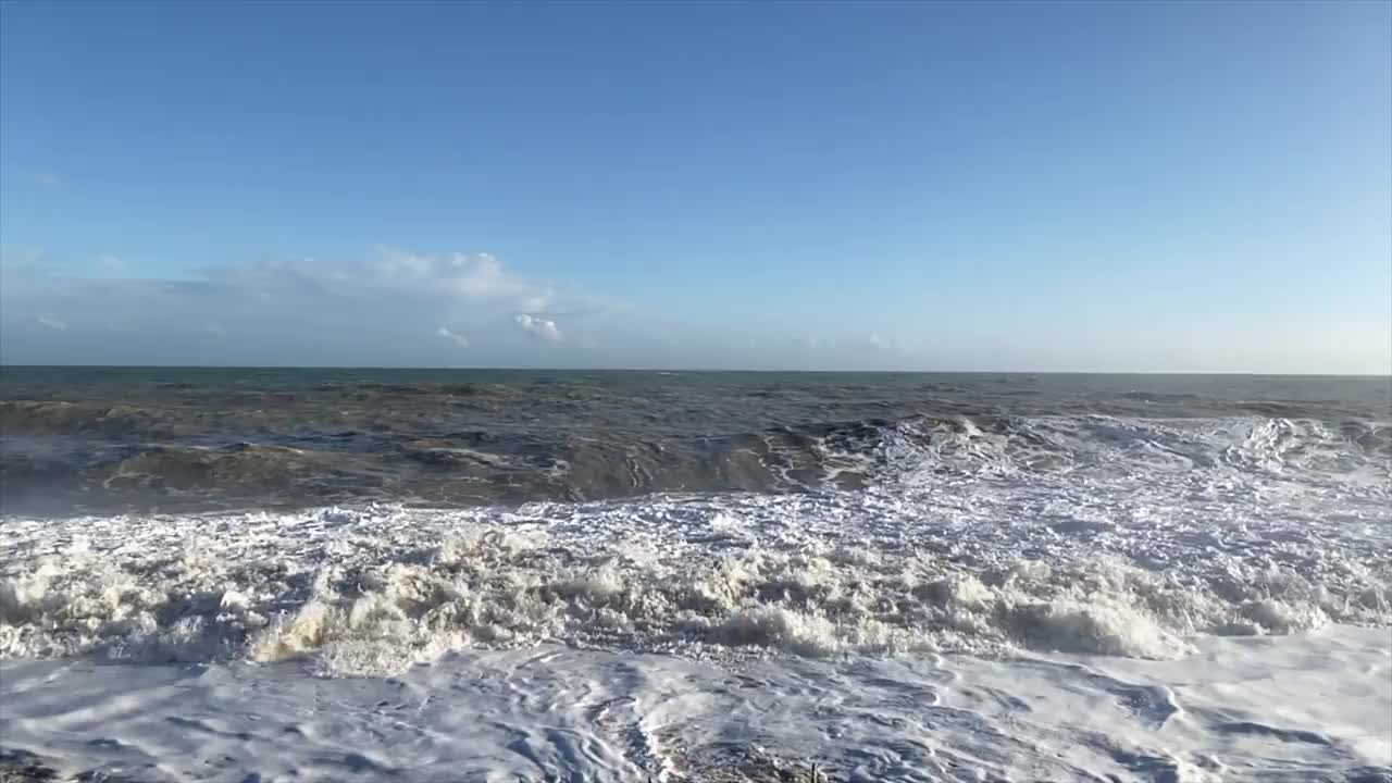 视频非常波涛汹涌的大海和波浪在阳光和多云的天气。视频素材