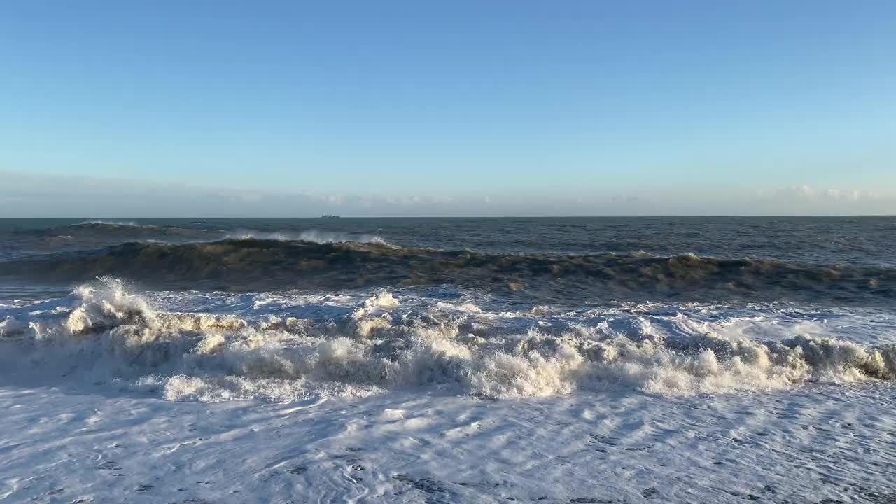 视频非常波涛汹涌的大海和波浪在阳光和多云的天气。视频素材