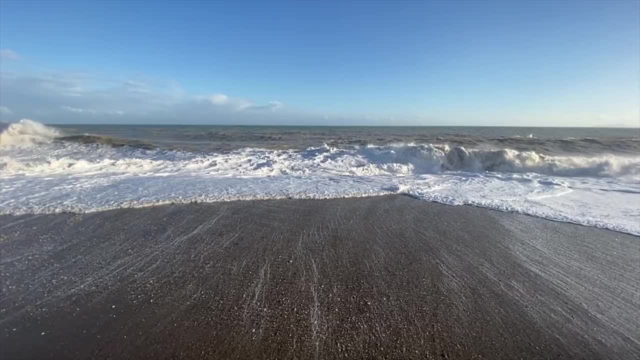 视频非常波涛汹涌的大海和波浪在阳光和多云的天气。视频素材