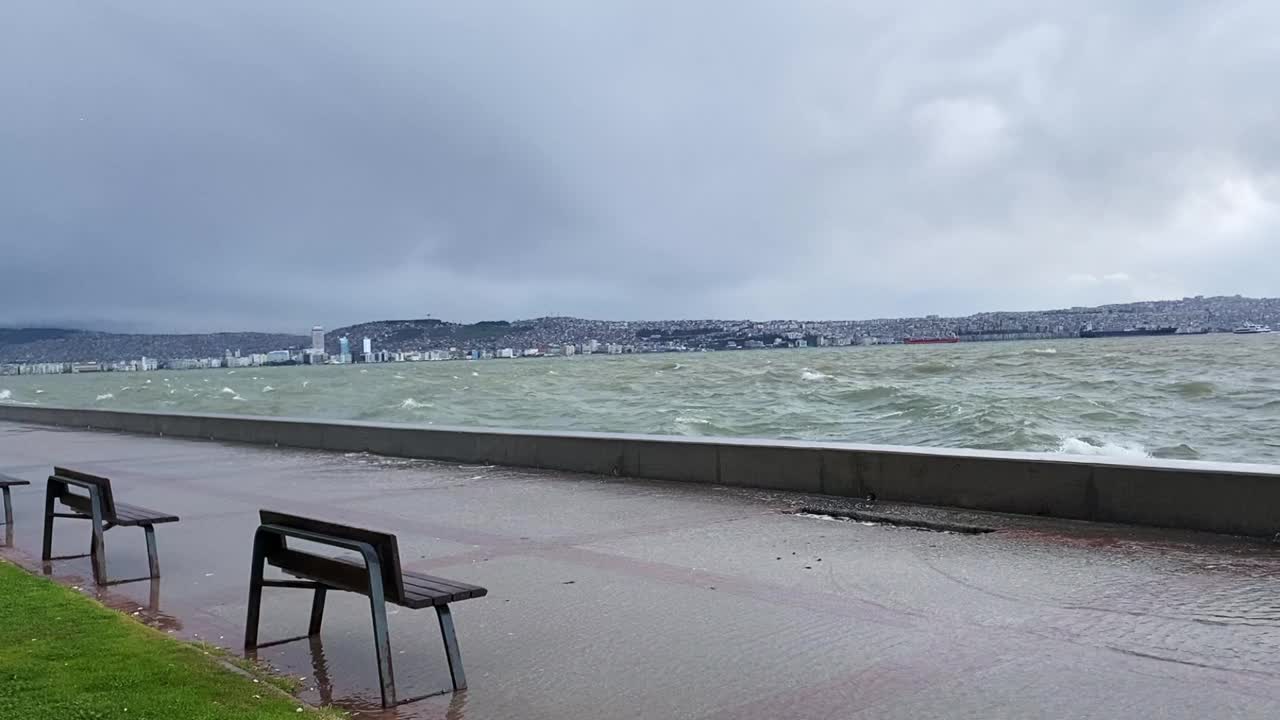 狂风暴雨的一天视频素材