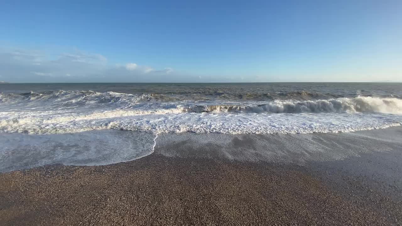 视频非常波涛汹涌的大海和波浪在阳光和多云的天气。视频素材