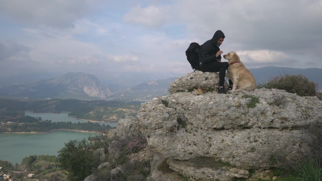 徒步旅行的好朋友。视频素材