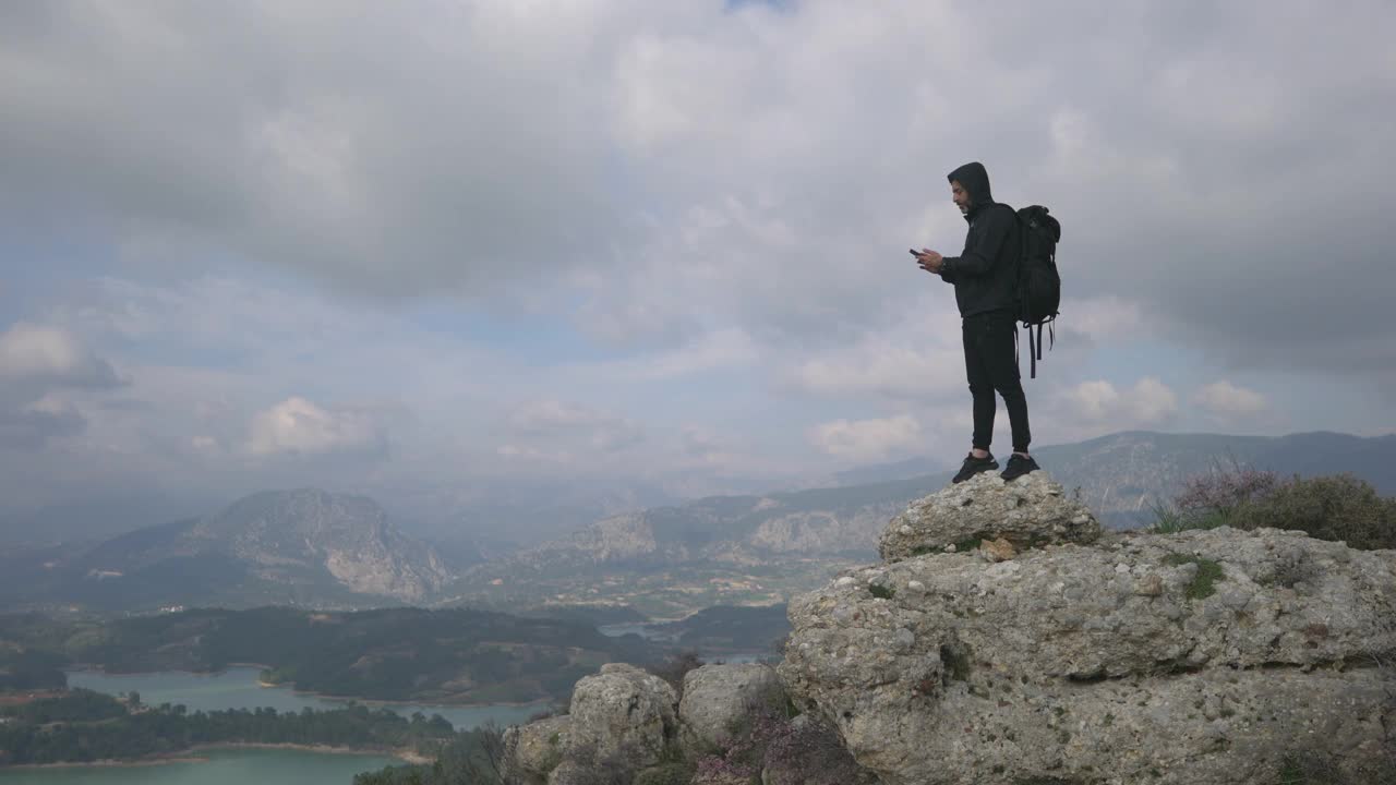 登山者在山上用智能手机自拍。视频素材