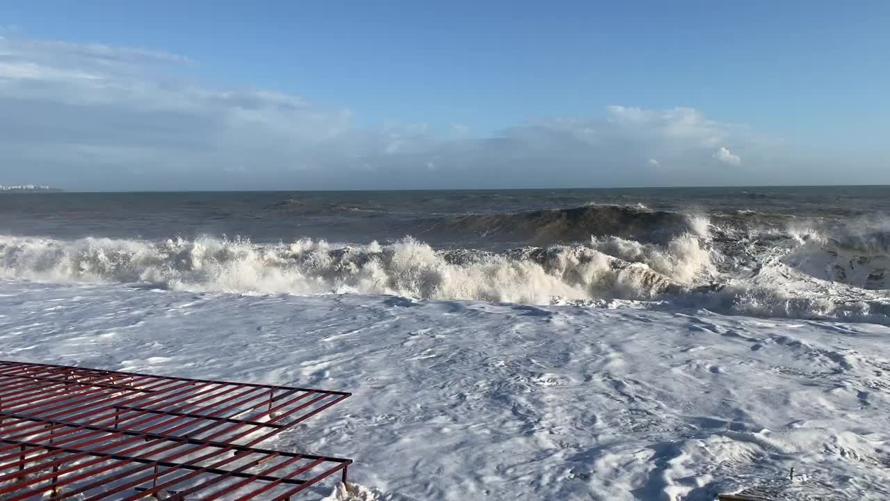 视频非常波涛汹涌的大海和波浪在阳光和多云的天气。视频素材