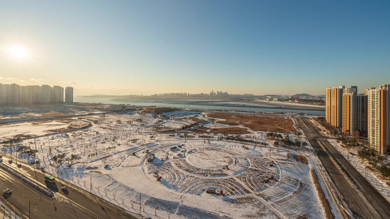 韩国京畿道四兴寺冬季baeget新城和松岛国际商务区baeget Life Park(河畔公共公园)日落至夜景视频素材