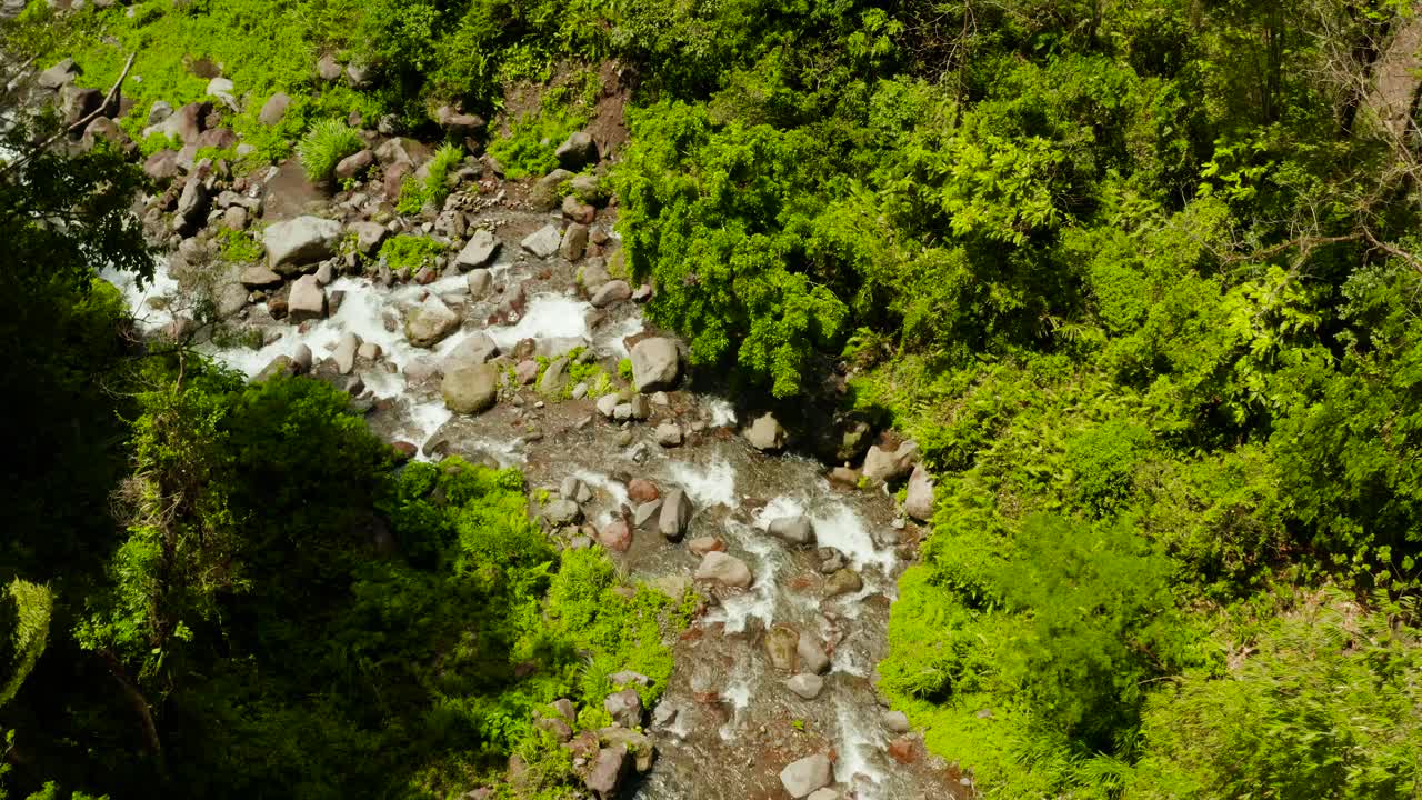 热带雨林的山区河流，菲律宾卡米圭因视频素材