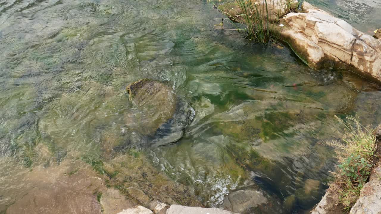 古吉拉特邦北部阿拉瓦利山脉的小水流视频下载