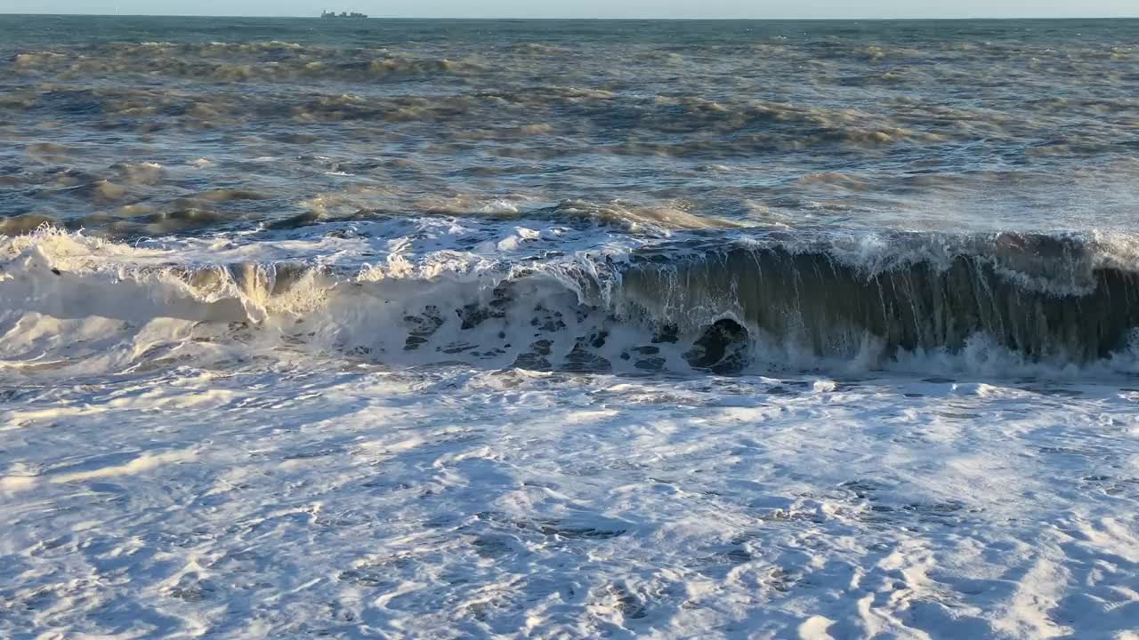 视频非常波涛汹涌的大海和波浪在阳光和多云的天气。视频素材