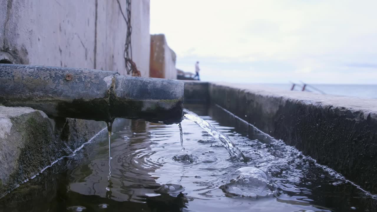 在海滨把工业废水排放到海里。视频素材