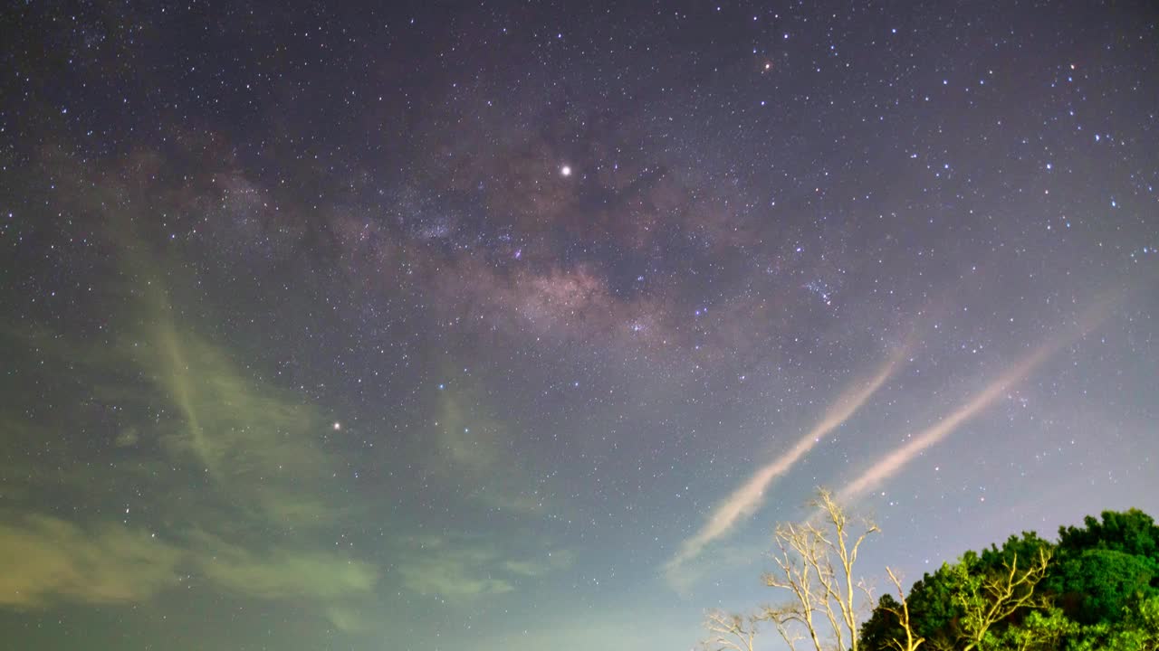 时间流逝银河系星星令人惊奇的夜晚星空与发光的星星和树在前景美丽的自然背景时间流逝4K视频素材