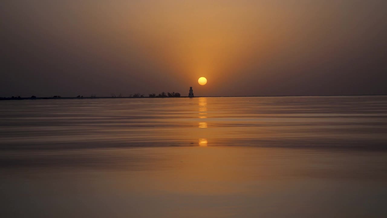 美丽的风景景观。海上金色的落日。全是风平浪静、海面平静的灯塔。在海浪上反射着黎明的橙色阳光。副本的空间。视频素材