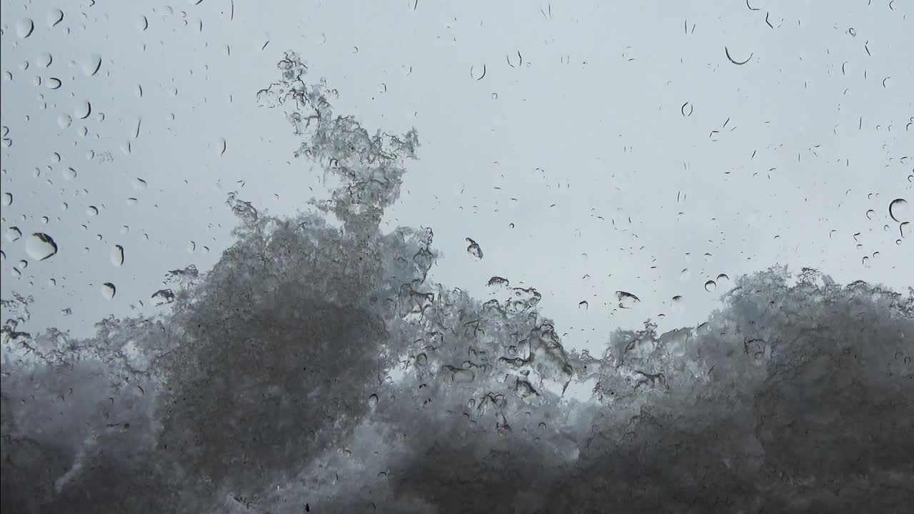 近距离观察窗户上融化的雪的时间流逝。视频素材