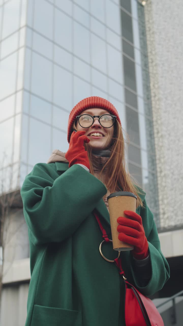 在城市里微笑着打电话的女人视频素材