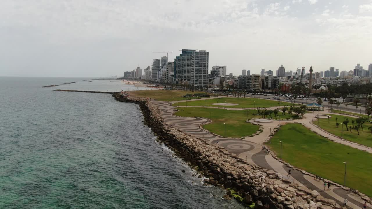 特拉维夫市的空中/海岸线，有酒店、海滩和码头视频素材