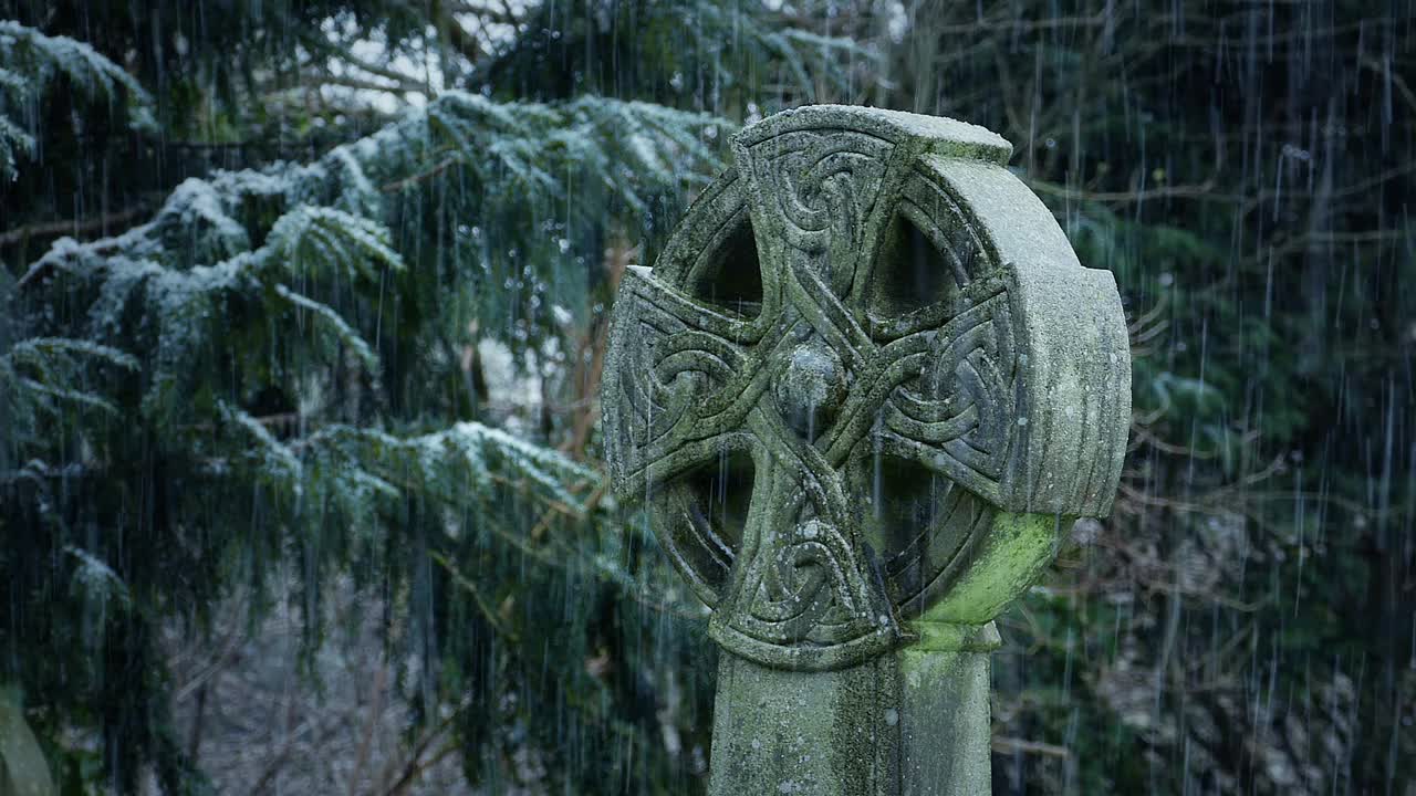 凯尔特十字在降雪-捷径视频素材