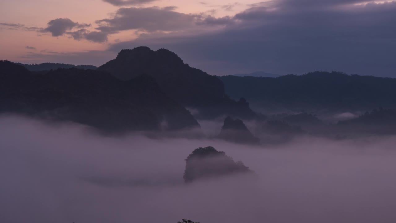 在泰国法尧省的福兰卡，东部的晨雾看到了移动的橙色云击中了太阳。视频素材