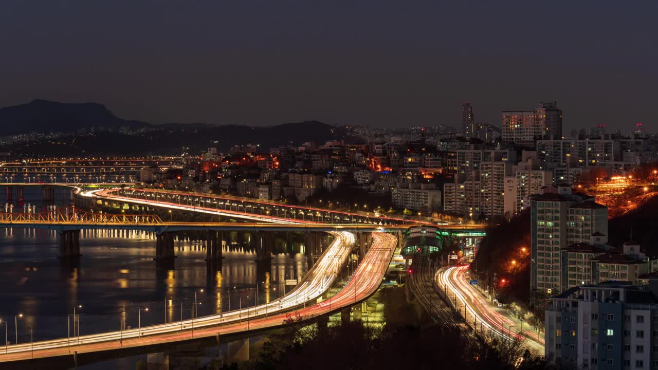 韩国首尔市区的日出风景，在汉江/城东谷和龙山谷附近的Oksu地铁站和江边高速公路视频素材