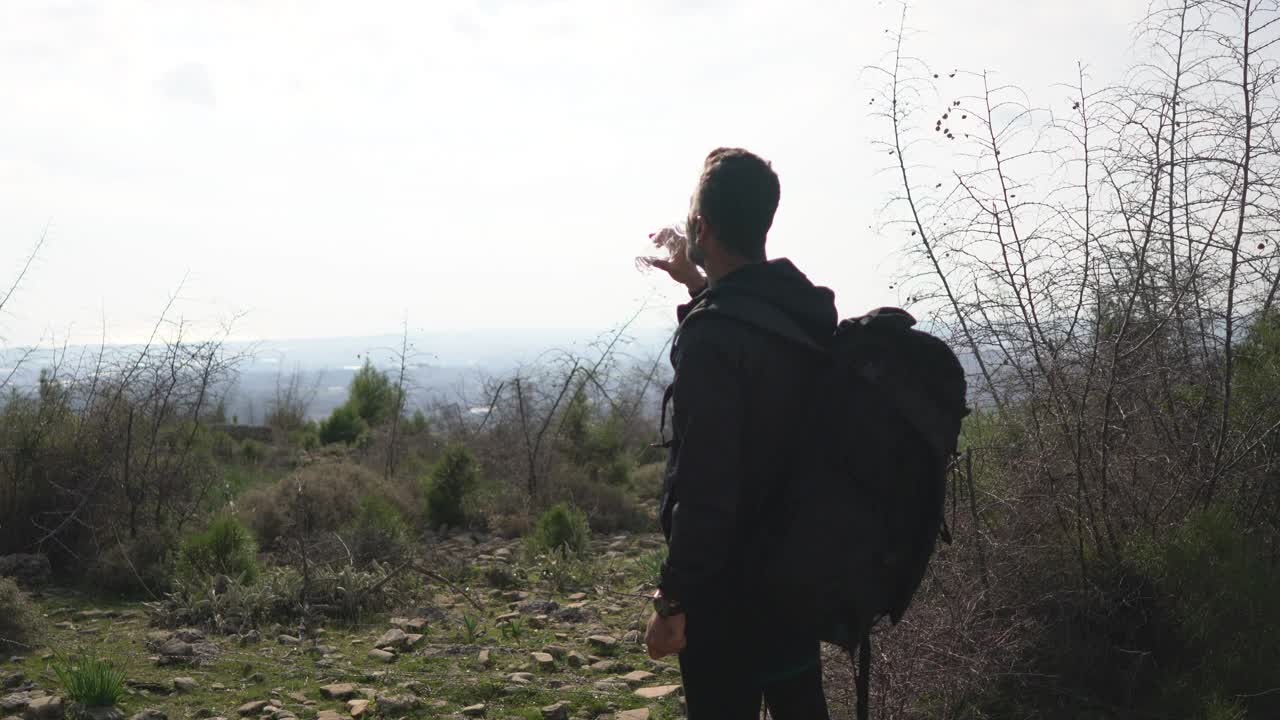 徒步旅行者的饮用水。视频素材