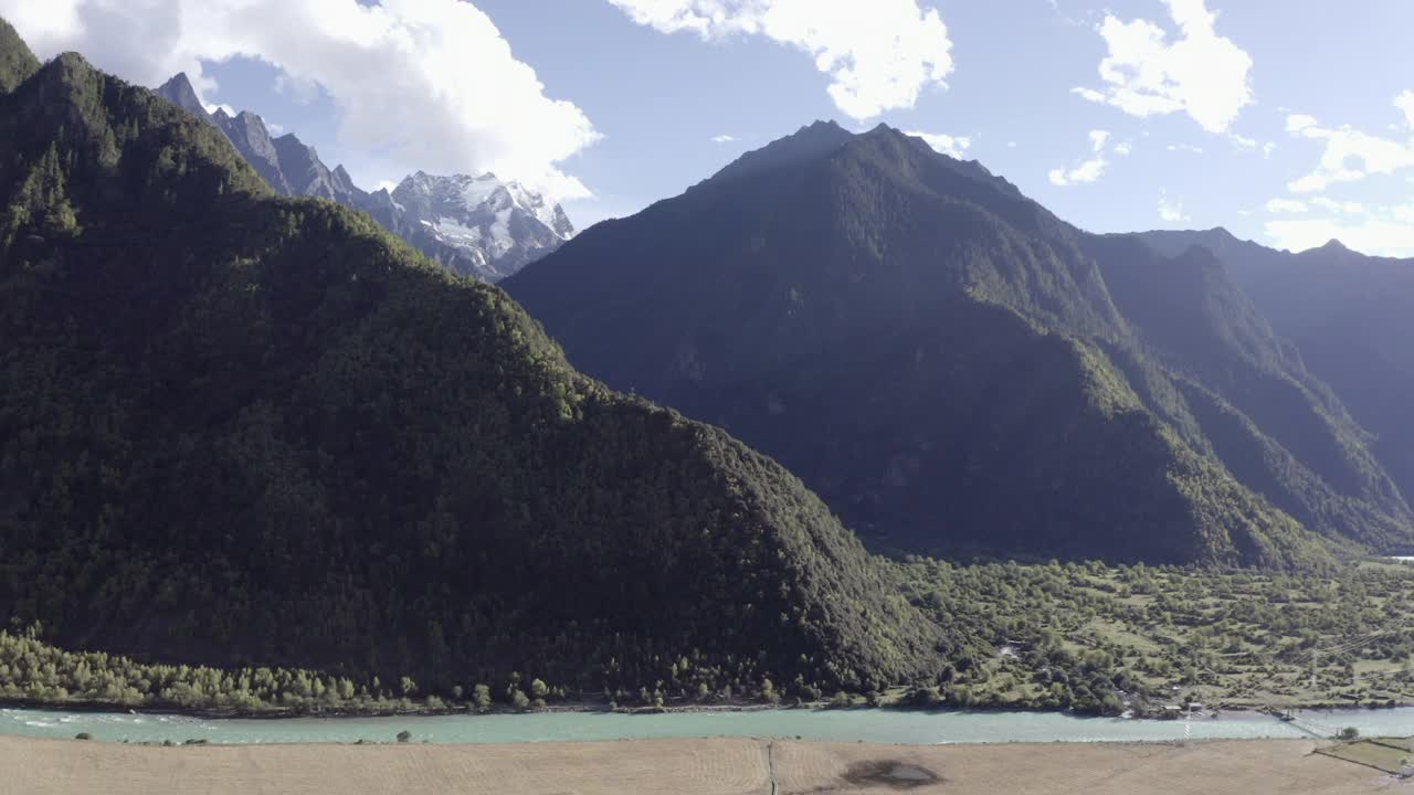 西藏的农业种植基地和遥远的雪山视频下载