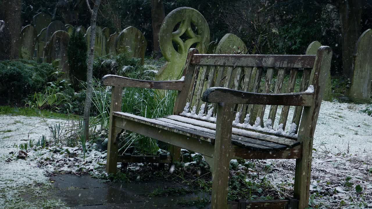 雪落在墓地的长凳上-捷径视频素材