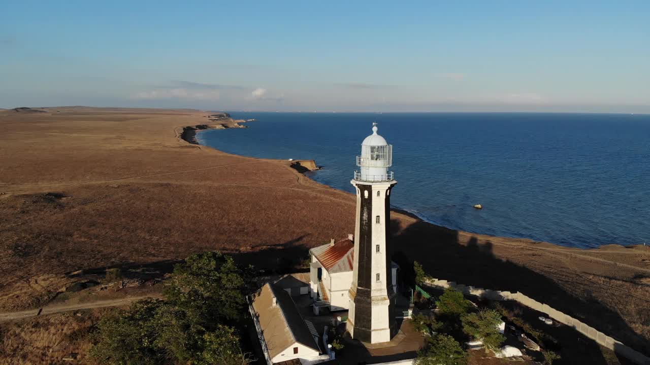 航拍沿海灯塔矗立在海岸或海洋上。有特殊用途的历史建筑视频素材