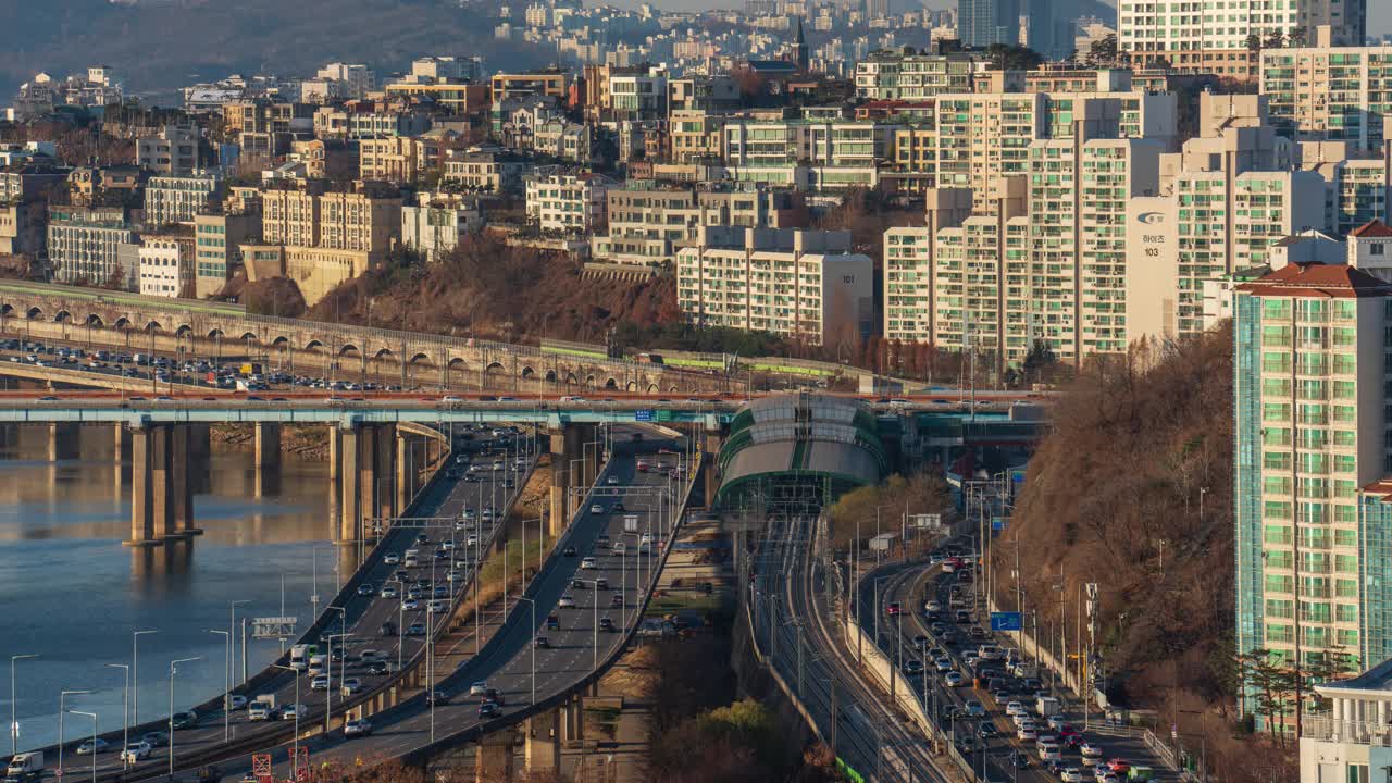 韩国首尔城东区和龙山区，白天靠近大寿地铁站和江边高速公路的汉江视频素材